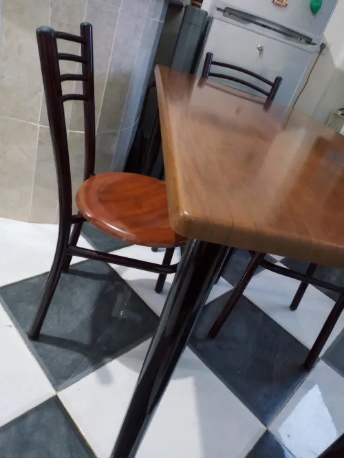 Table a 4 chaises