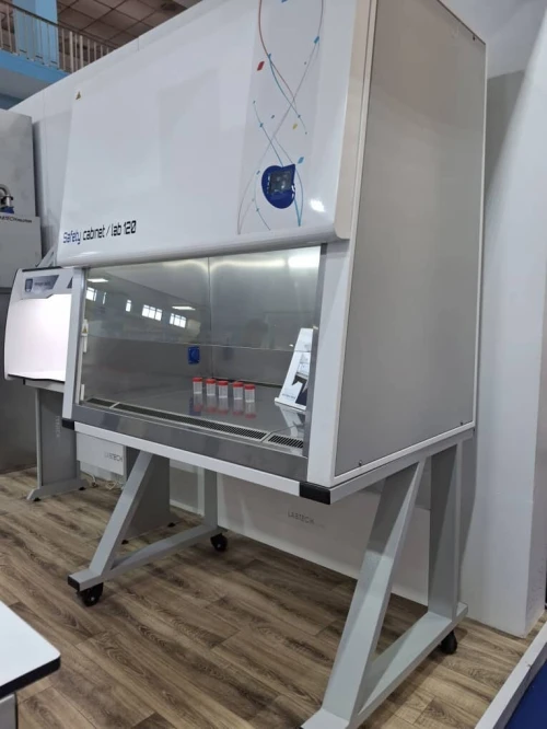 Poste de sécurité microbiologique PSM pour laboratoire 