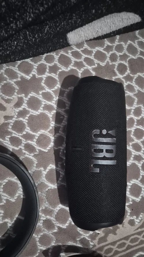 Je vends ce lot qui contient 3 casques jbl des AirPods jbl des tablettes et des téléphone