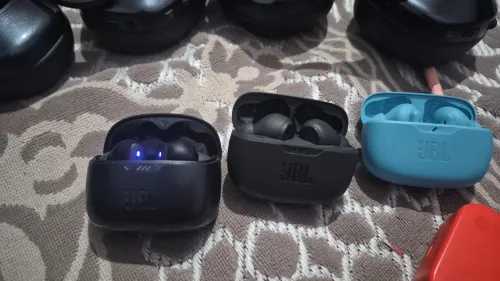 Je vends ce lot qui contient 3 casques jbl des AirPods jbl des tablettes et des téléphone