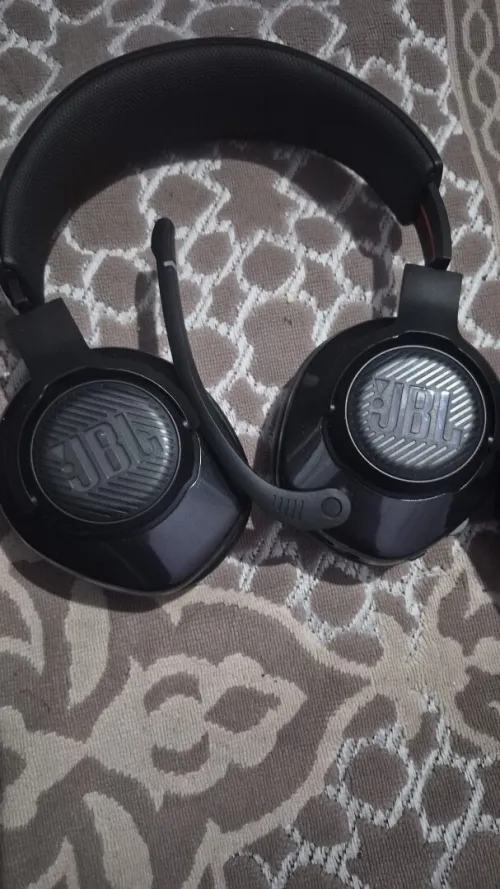 Je vends ce lot qui contient 3 casques jbl des AirPods jbl des tablettes et des téléphone