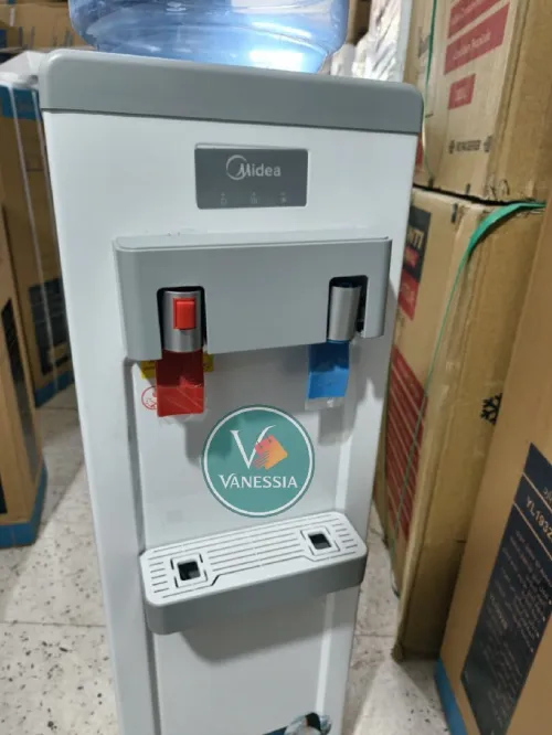 Fontaine Marque Midea Avec La Bouteille D'Eau