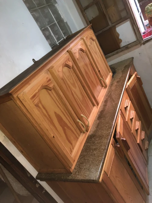 À VENDRE Cuisine complète en bois rouge