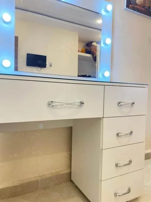 Coiffeuse et table de nuit 