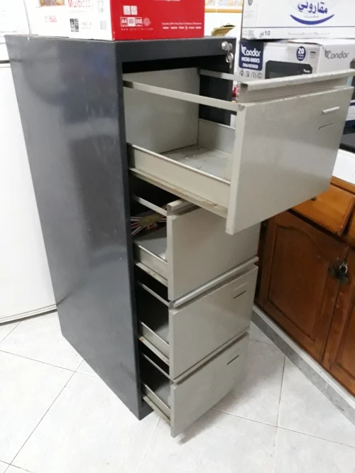 A vendre armoire avec tiroirs metallique