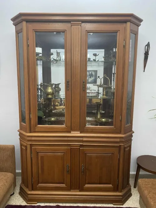 Vaisselier en bois massif avec vitrine en verre