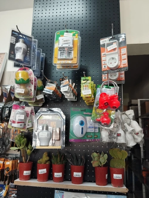 "tres bon prix" lot quincaillerie avec bac de rangement