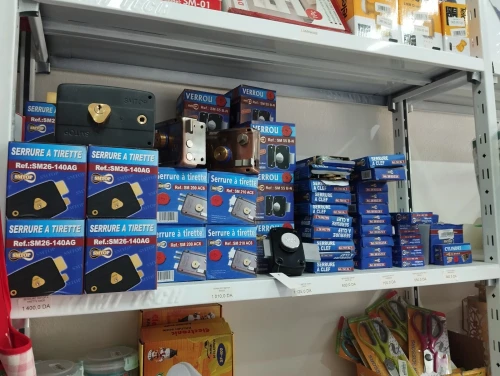 "tres bon prix" lot quincaillerie avec bac de rangement