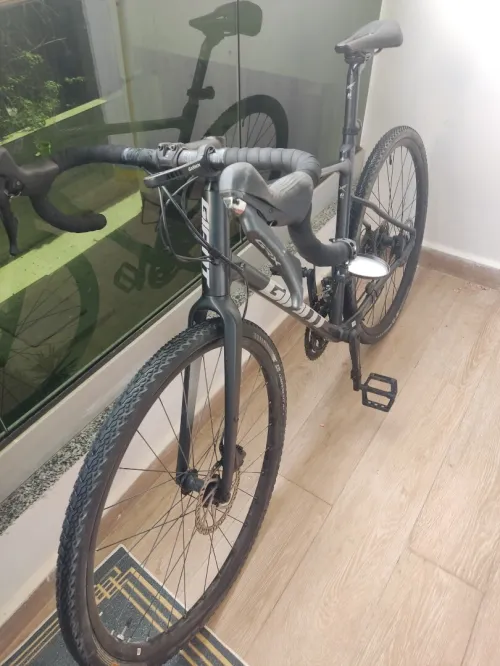 Vélo  GIANT gravel taille 57