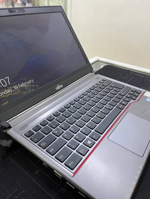 PC LAPTOP FUJITSU LIFEBOOK E736