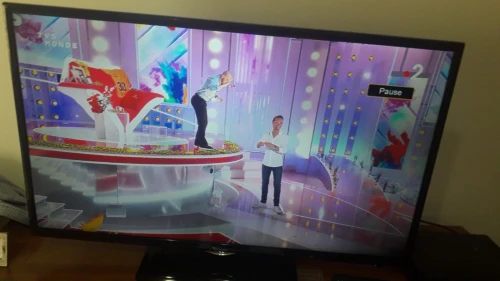 Tv condor 40 très bonne état + support mural en boite jamais utiliser