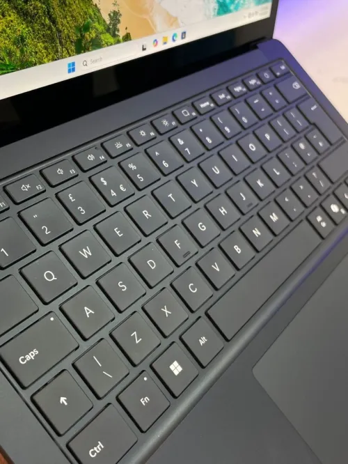 Microsoft surface laptop 6 Tactile Ultra 7 Serie H 14eme Generation Ram 16 Gb Stockage 256 Gb