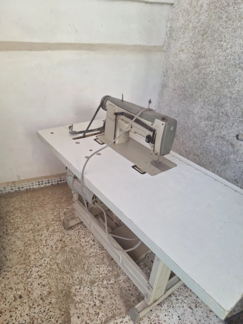 آلة الخياطة 