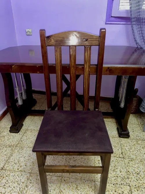 طاولة مع ستة كراسا تاع لوح