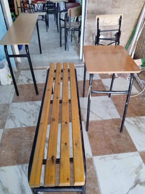 Chaise et tables pour ecolier+bureau et son fauteuil 