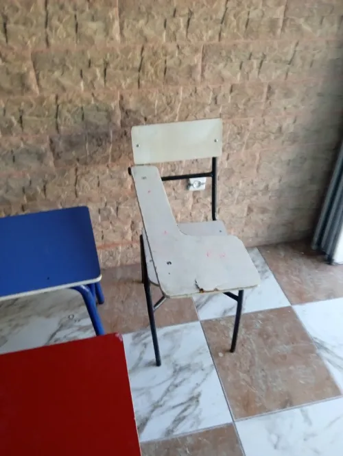 Chaise et tables pour ecolier+bureau et son fauteuil 
