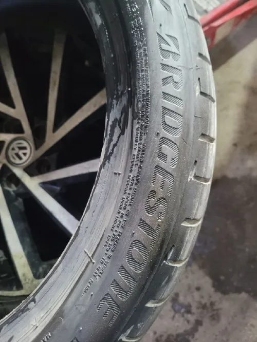 بنو 225/45R18 95Y Bridgestone بحالة ممتازة