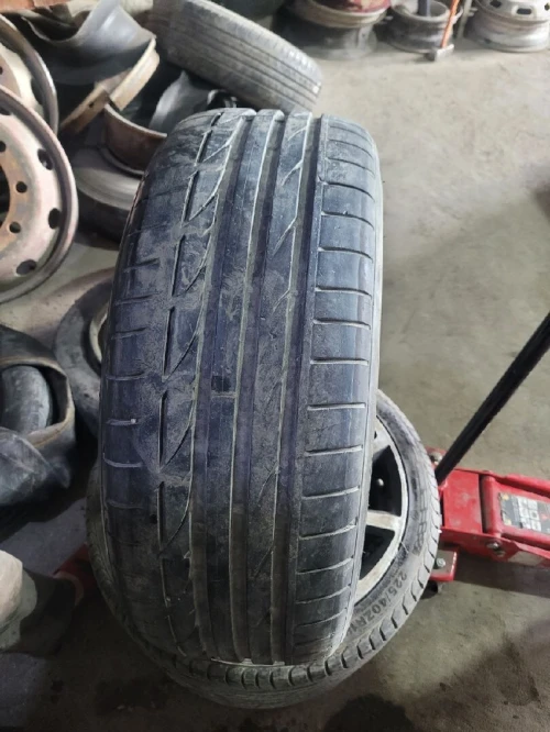 بنو 225/45R18 95Y Bridgestone بحالة ممتازة