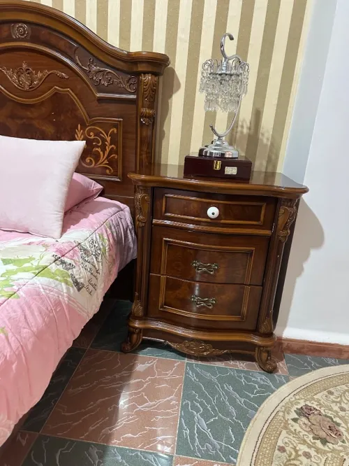 Chambre à coucher deux lits coiffeuse table de nuit armoire