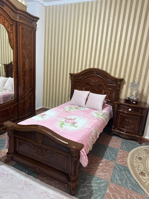 Chambre à coucher deux lits coiffeuse table de nuit armoire