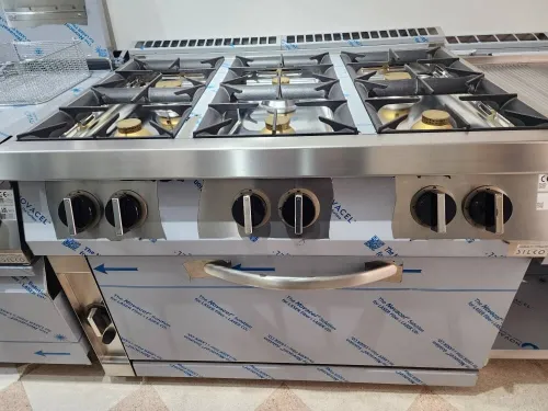 Cuisinière 4 / 6 feux sur four disponible Marque Silko Italie Garantie 24 mois