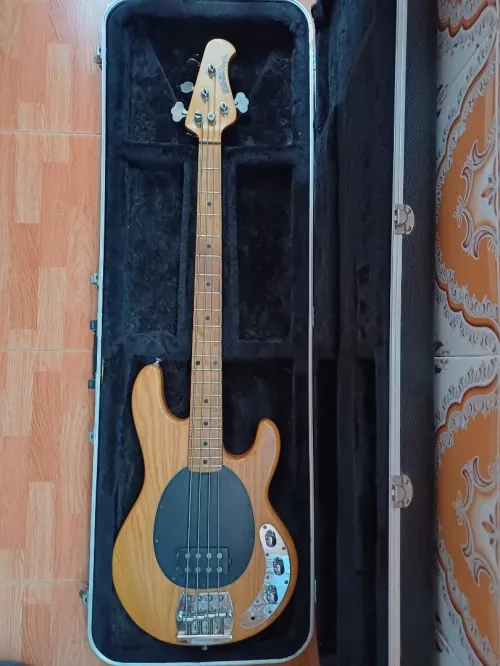 Guitare basse Music Man stingray 4 2EQ 1995