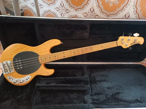 Guitare basse Music Man stingray 4 2EQ 1995