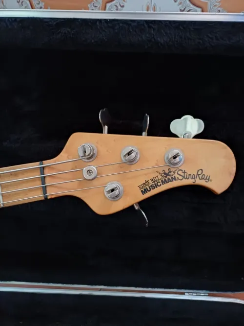 Guitare basse Music Man stingray 4 2EQ 1995
