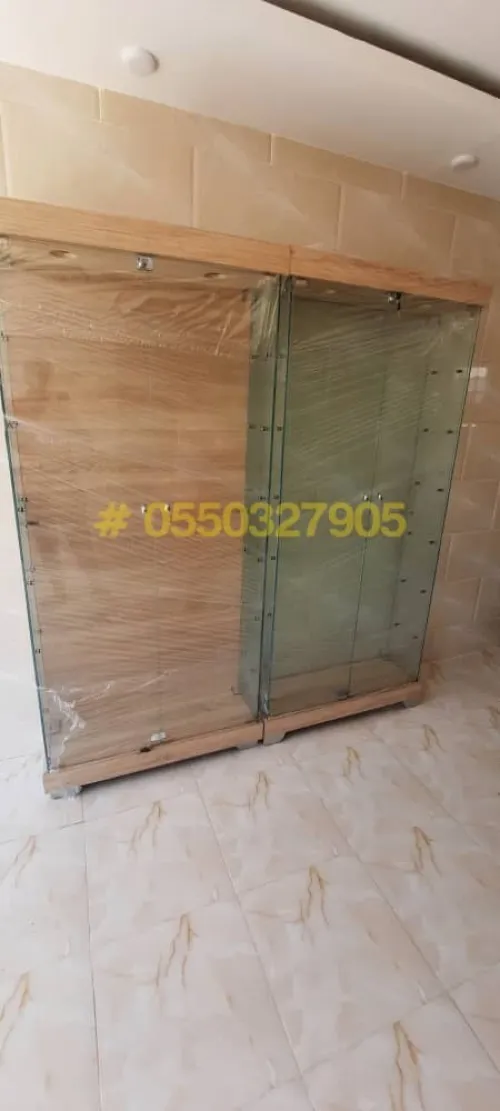 Armoire et comptoir d'exposition en verre 