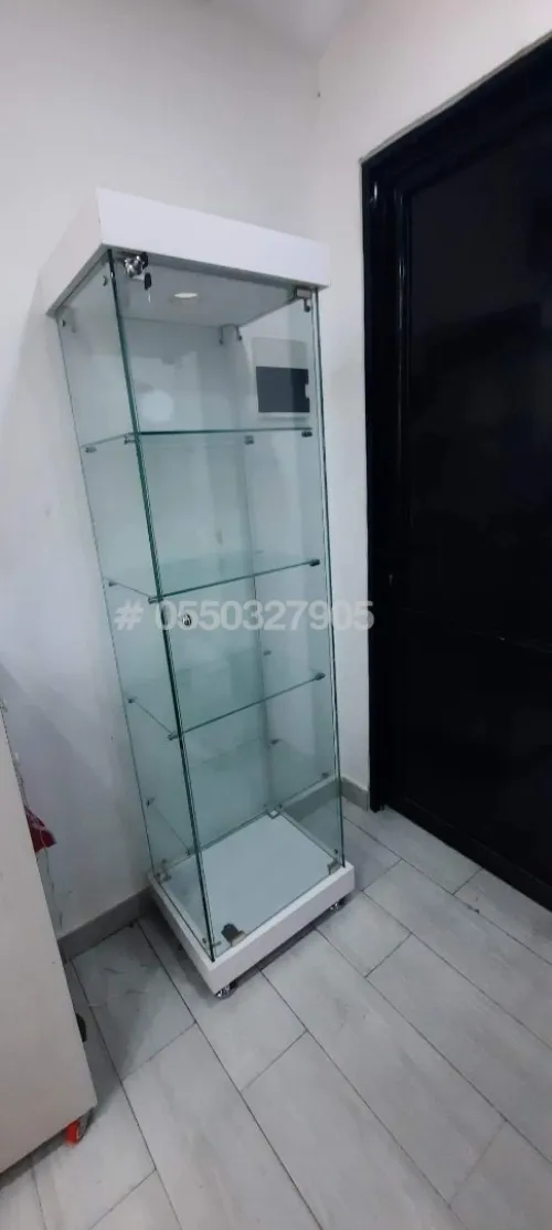 Armoire et comptoir d'exposition en verre 