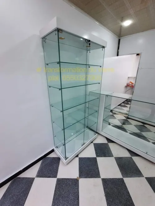 Armoire et comptoir d'exposition en verre 
