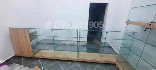 Armoire et comptoir d'exposition en verre 