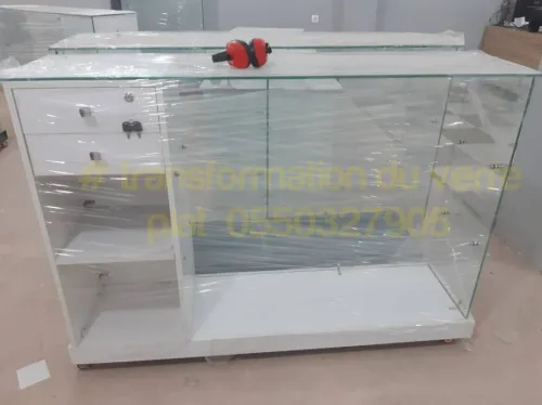 Vitrine et présentoir d'exposition en verre 
