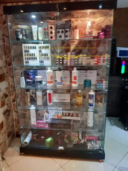 Armoire et comptoir d'exposition en verre 