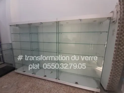 Vitrine et présentoir d'exposition en verre 