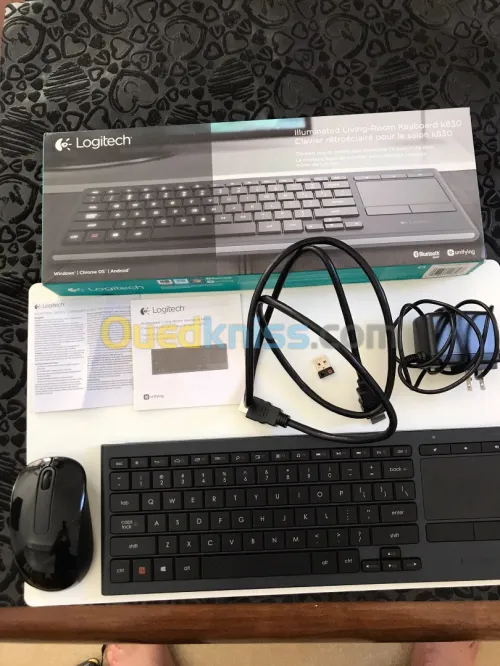 Keyboard Logitech k 830 + Souris. Très bon état
