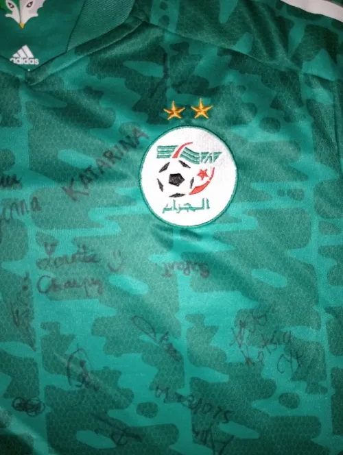 قميص المنتخب عليه توقيعات