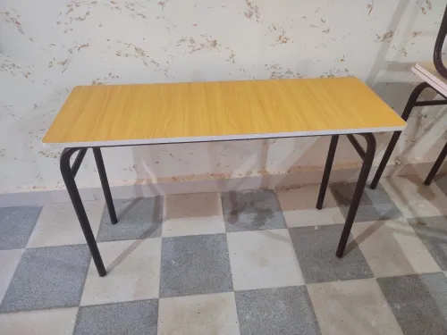Tables bureau et chaises scolaires