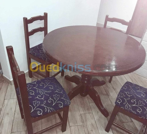 Table ronde et chaises 