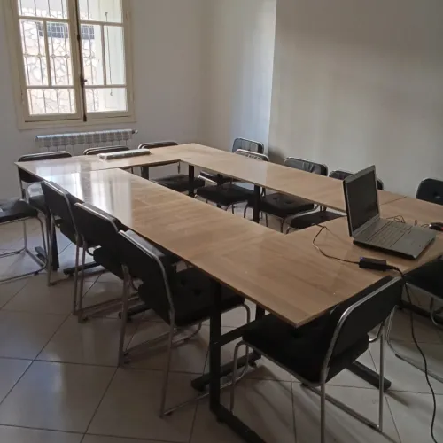 Table، chaises et tableaux