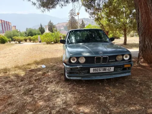 BMW E 30 1986 Bien finition