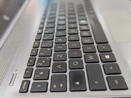 HP 250 G8 I5 1035G1 8GB 256 SSD FULL HD 15.6"
