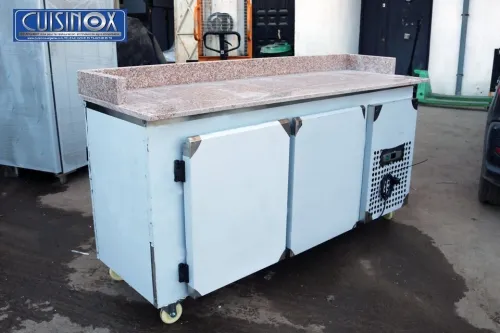 TABLE REFRIGEREE AVEC UN DESSUS MARBRE/ GRANIT OU INOX 