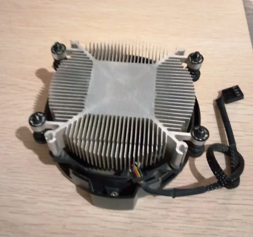 Processeur AMD 3200G avec Refroidisseur d'origine.