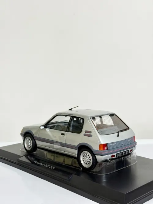 Voiture miniature de collection Peugeot 205 1/18 Norev 