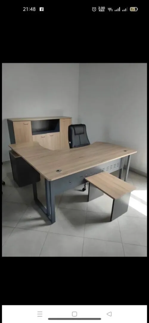 Bureau avec des pieds métalliques
