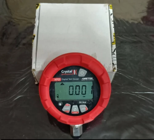 Manomètre numérique Ametek Crystal XP2i 30BAR avec précision de 0,1 %, 1/4 NPT mâle, bas .
