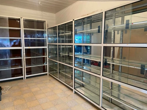 Étagère murale vitrine en aluminium