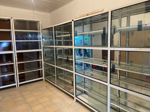 Étagère murale vitrine en aluminium