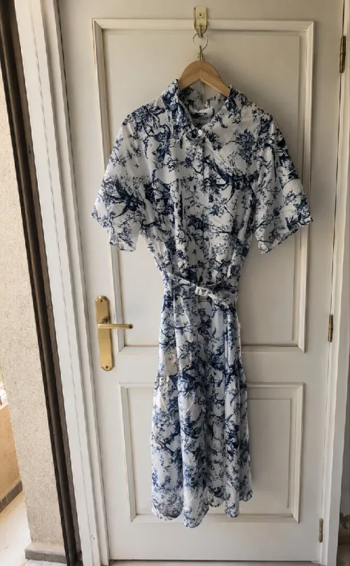 Robe taille xxl  jamais porté. Robe chemise fluide imprimée bleu et blanc,   Très élégante et légère, avec ceinture